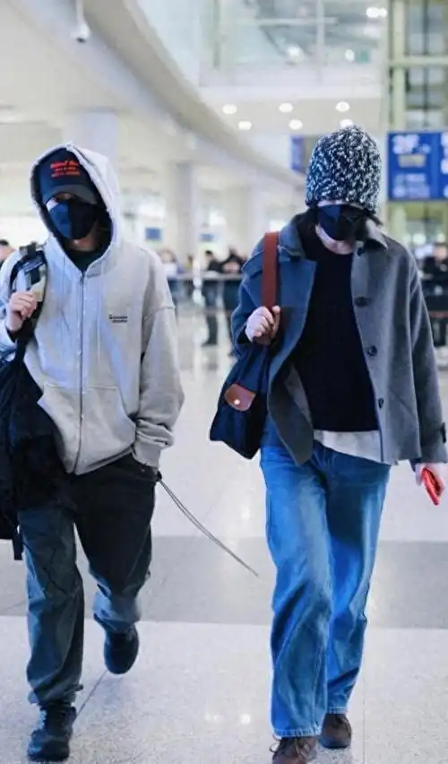 王菲谢霆锋亲密出行,二人休闲穿着时髦洋气,男俊女靓真般配!