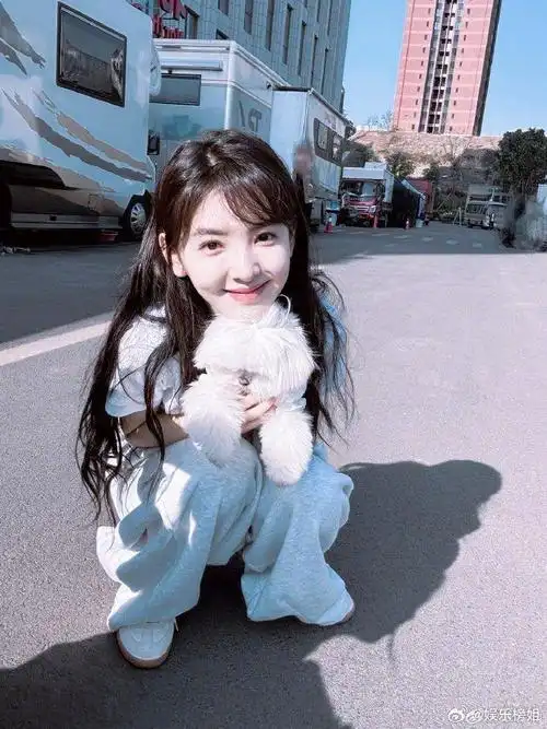 章若楠最新营业照来了楠楠笑起来明媚啊初恋女友感超强