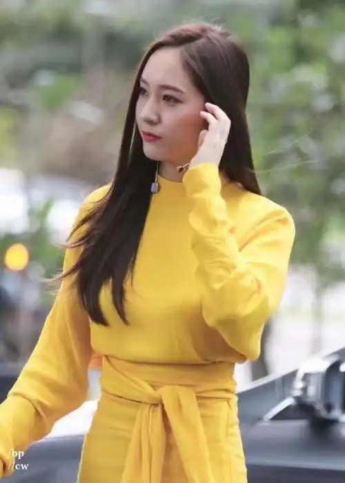 郑秀晶 黄裙长发气质出众