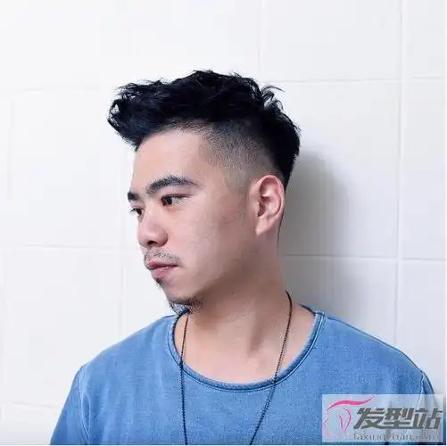 虽然乍看下一样是短飞机头的呈现,但若是在更加强调后脑的发型线条,看