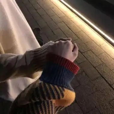 真实手牵手情侣头像一对两张抖音情侣牵手图片只有手