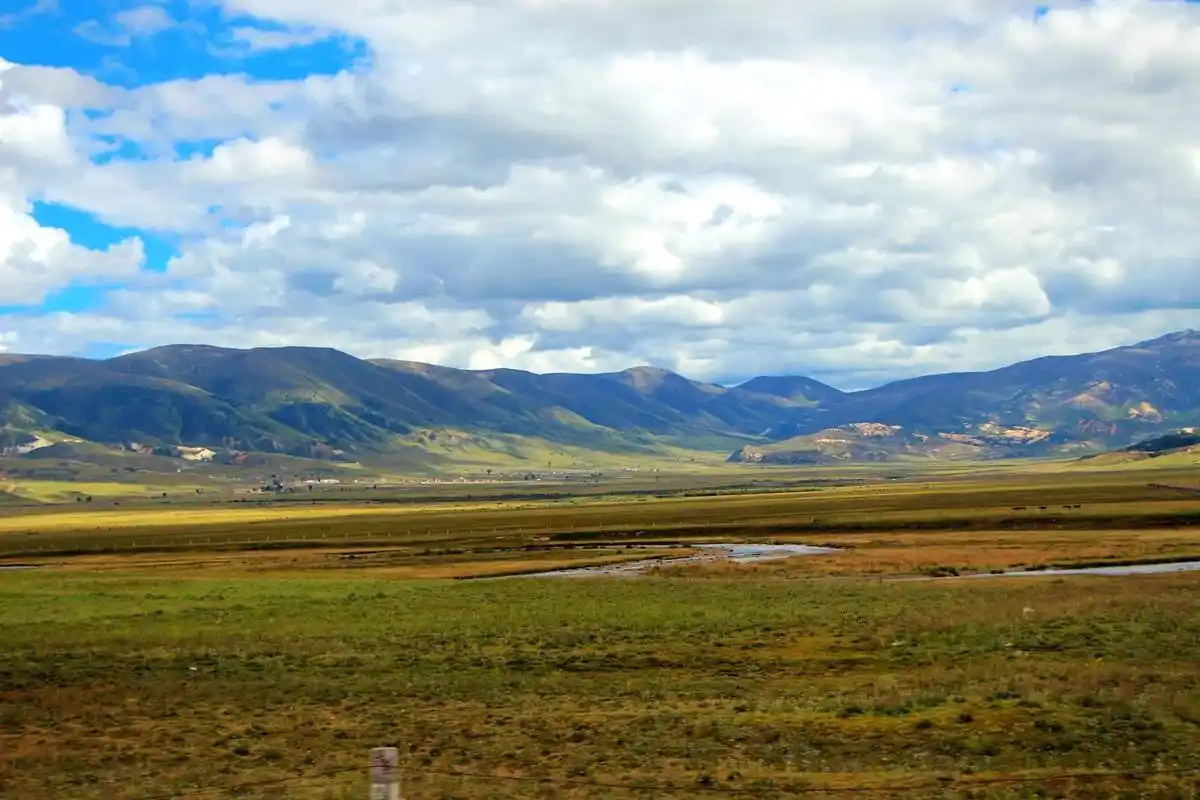 祝福朋友门新年快乐.继续欣赏川西高寒草原,照片是在车上拍的, - 抖音