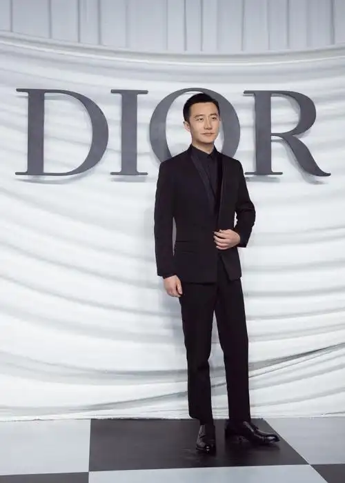 黄轩亮相品牌上海高订大秀 经典黑色西装气宇非凡