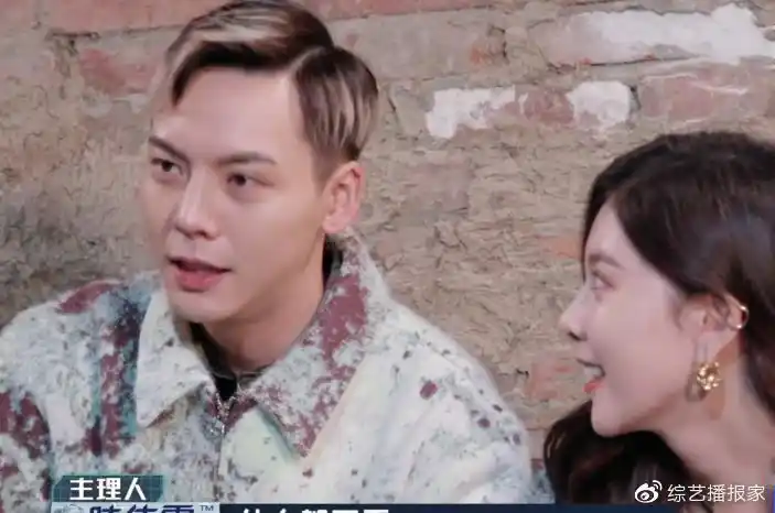 宋妍霏把口红蹭在陈伟霆肩头,谁注意男方的反应,网友瞬间炸锅