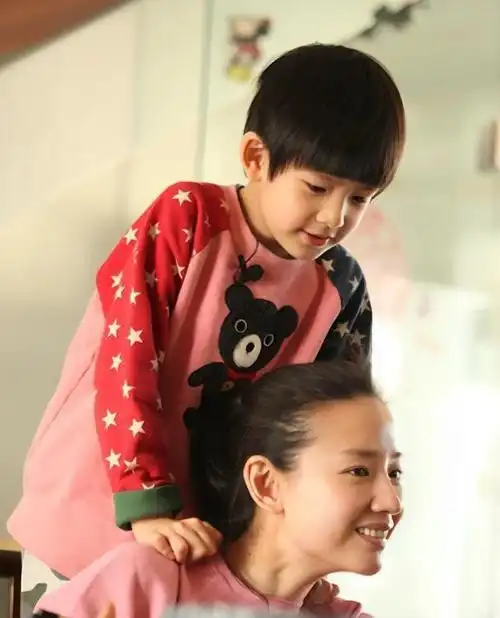 董洁儿子首登封面!15岁顶顶高级脸帅炸,母子同框好似拍偶像剧