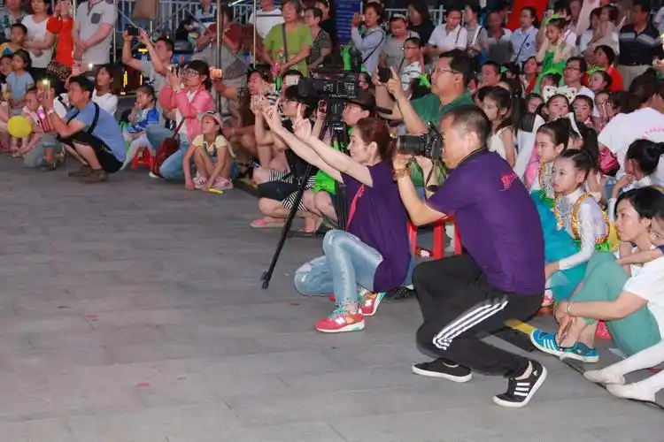 嘘菁菁六一演出台前幕后高清花絮剧照