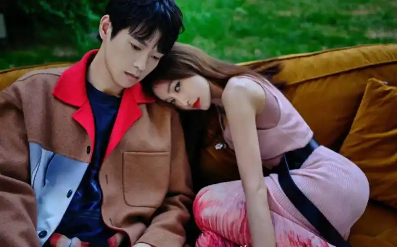 43岁秦岚海南被偶遇,与魏大勋穿情侣装出行超般配,状态似少女