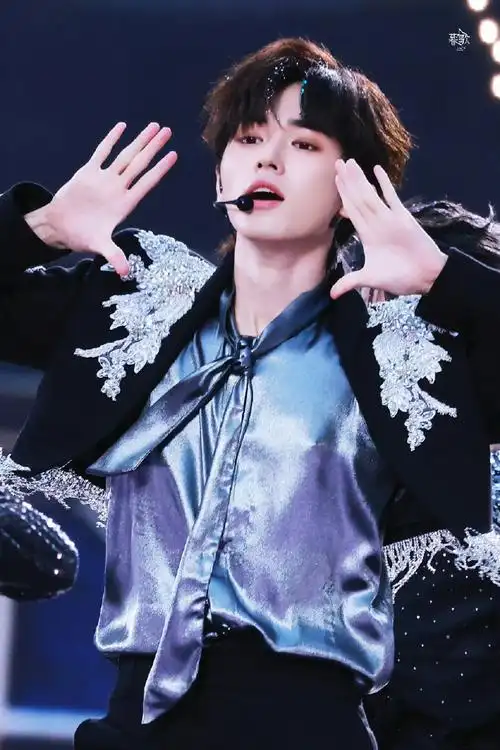 宋亚轩闪钻西装