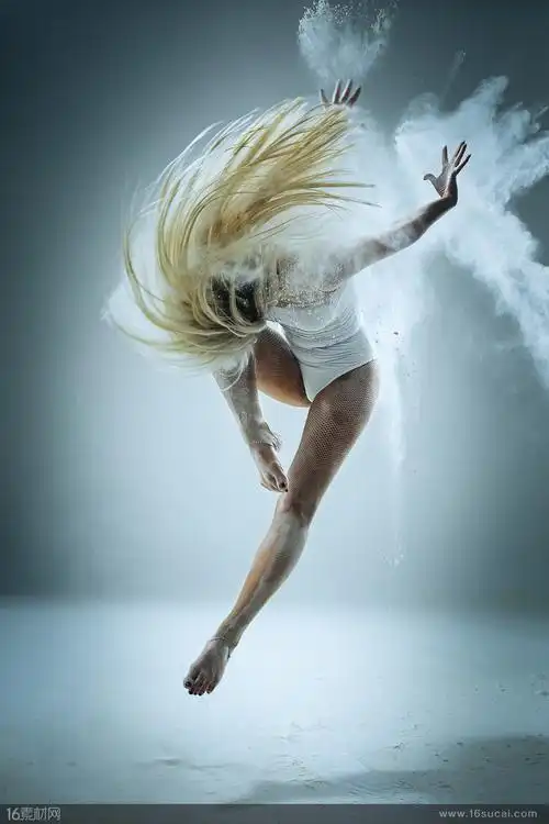 粉尘中跳舞的女性高清图片