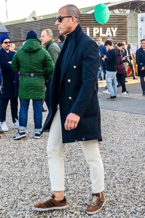 既然白色裤子不会像暗色系裤装一样正式,所以除了材质上有了更多的