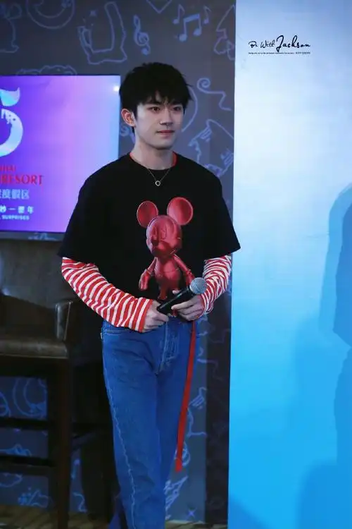 易烊千玺超话  2021 /0520 /210520  迪士尼活动  小千美好得像在