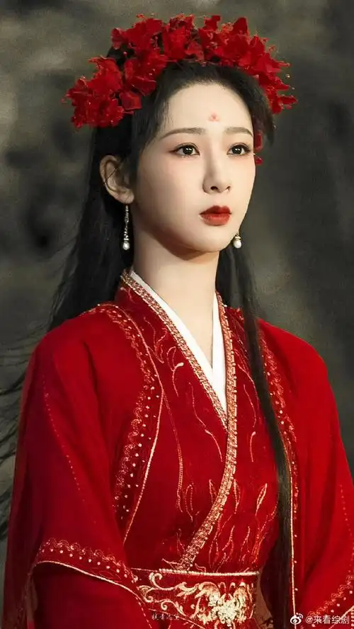 杨紫长相思红色嫁衣造型##杨紫小夭单人海报#撷红豆,凤凰花,咫尺天涯