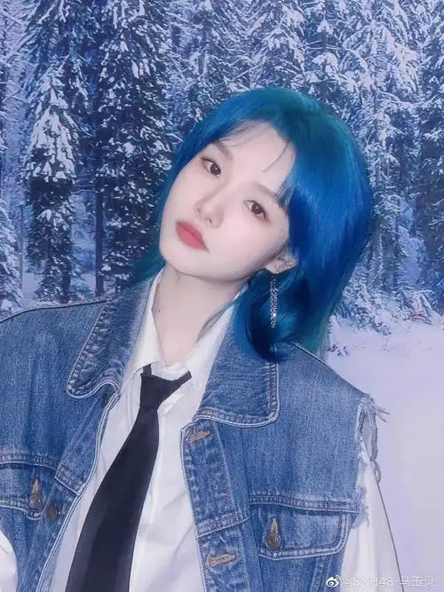 蓝头发好看雪莉也觉得老零蓝头发好看我也觉得我女朋友也觉得