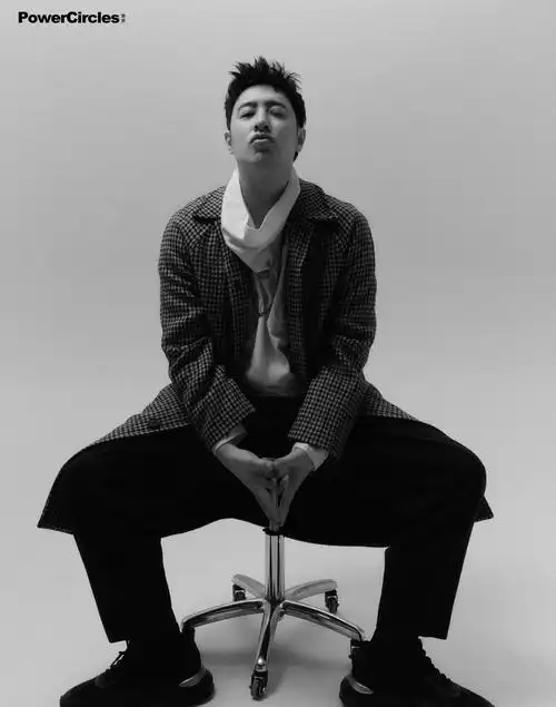 简介:潘玮柏红与黑造型写真图片,分享一组潘玮柏图片给大家,图中的