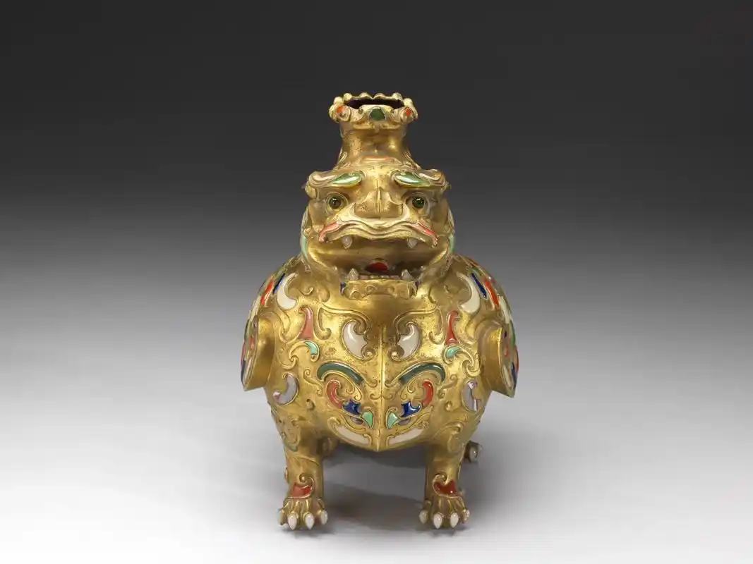 清铜镀金嵌料瑞兽香薰,台北故宫博物院藏
