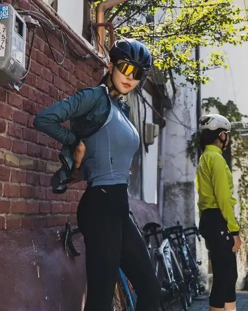 95后美女因野外骑行走红网友真是一道亮丽的风景线