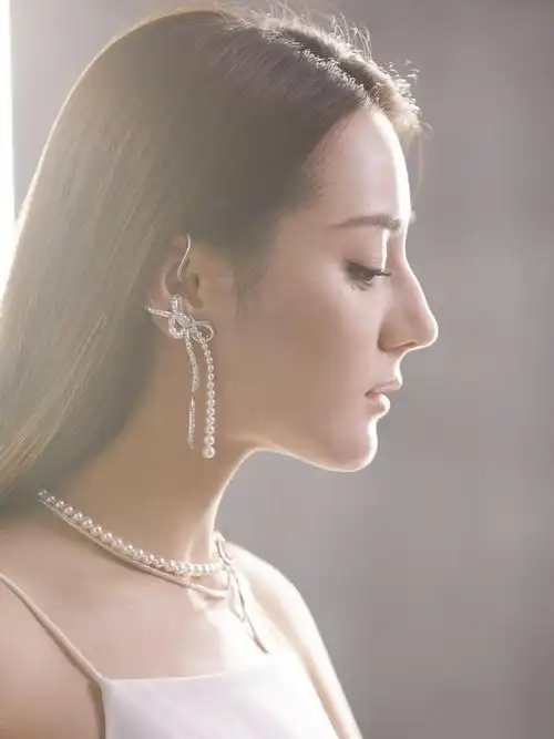 别人戴珍珠项链显俗气迪丽热巴戴上后美翻了