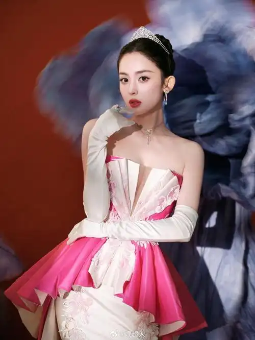 娜扎微博之夜最新红毯造型来啦……|古力娜扎|红毯造型|微博之夜_新浪