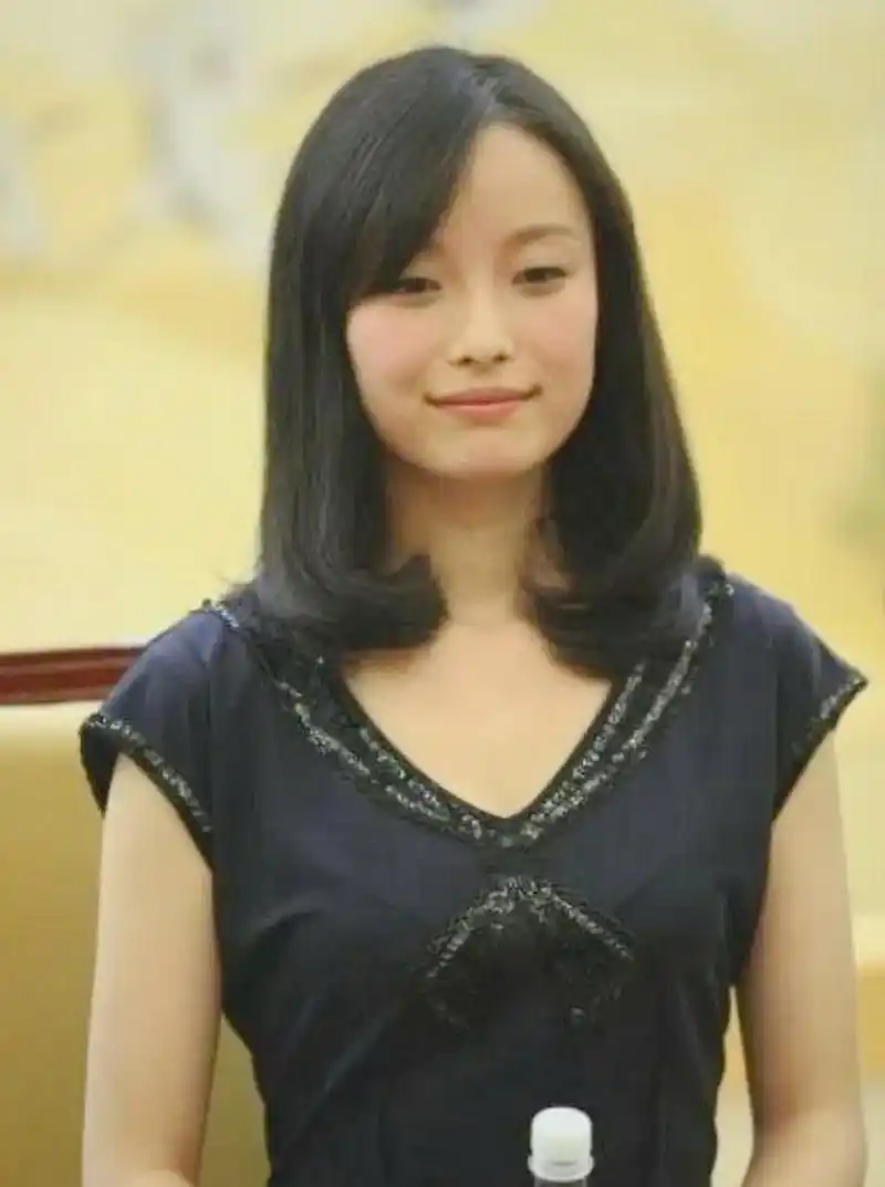 倪妮的第一张照片.那时候妆很淡,脸很干净,下巴略宽