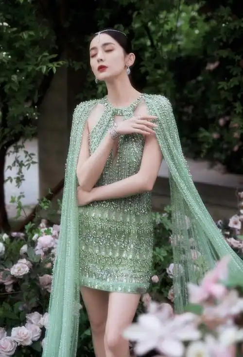 古力娜扎绿色挂脖抹胸珍珠包臀裙绝美写真,一字带高跟鞋美腿迷人最新