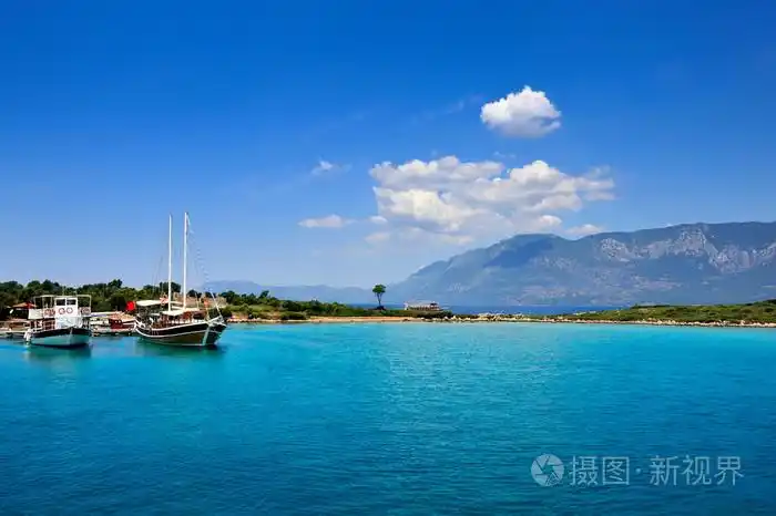 用小船在蓝色的海湾的美丽海景.爱琴海.土耳其