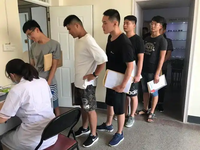 医务人员按照征兵标准对应征青年进行了内外科,视力,血压,身高,体重