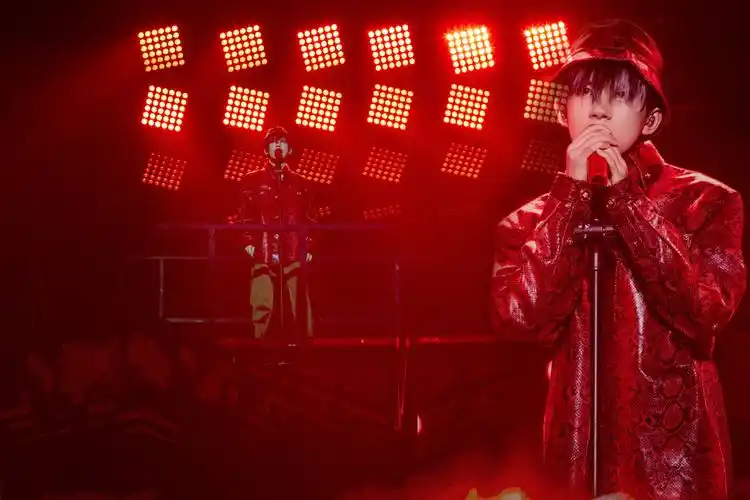 易烊千玺十八岁生日会图片