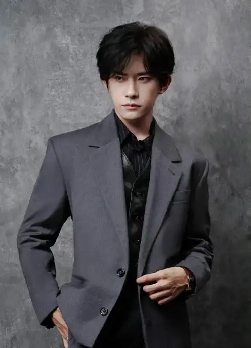 易烊千玺芭莎台下镜头