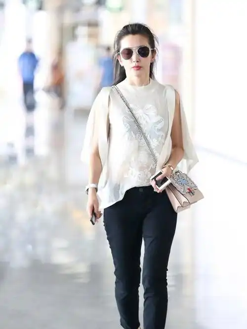 李冰冰天生就有贵妇范条纹衬衫霸气走机场休闲装也遮不住英气