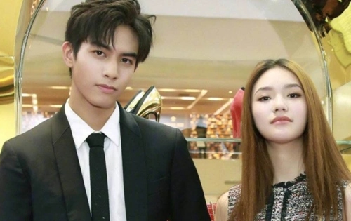 林允前男友疑似新恋情曝光,与新生代超模车内热吻,举止异常亲密