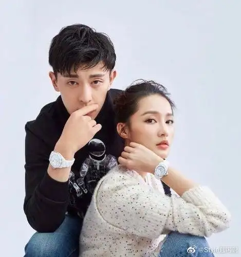 李沁与邓伦写真照同穿休闲装cp感十足网友看着好般配