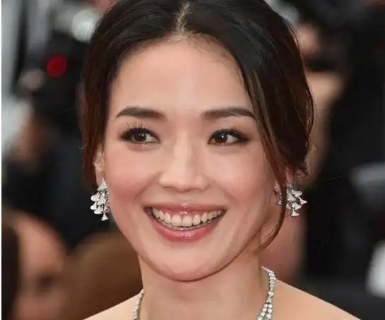 女明星大笑显老态,刘亦菲牙不齐,杨幂满是鱼尾纹,但最丑是她