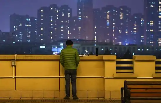 考研学子在天台上自习.