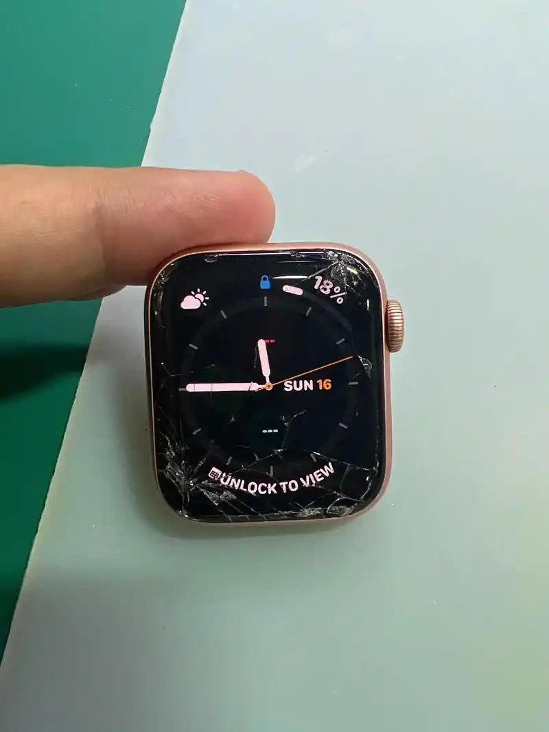 新加坡今日随拍之:顾客苹果手表s5 40外屏碎裂 完美修 - 抖音