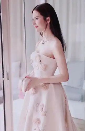 刘亦菲时尚活动吊带长裙