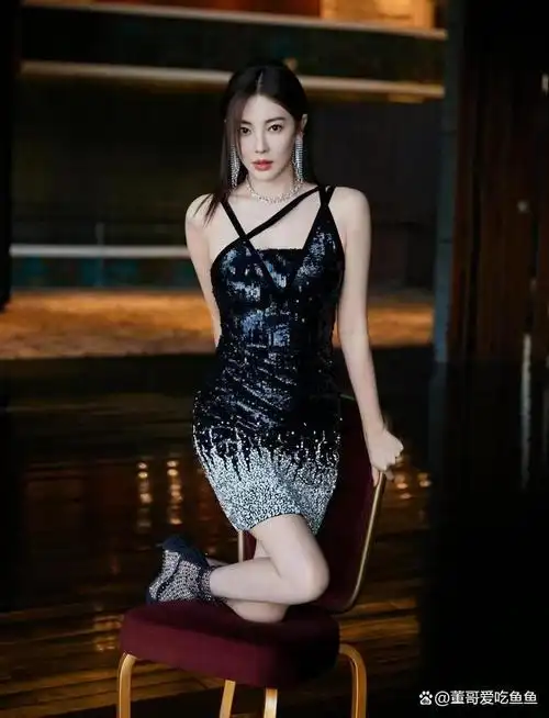 张雨绮美出国门,抹胸吊带裙勾勒s好身材,霸气女主的日常