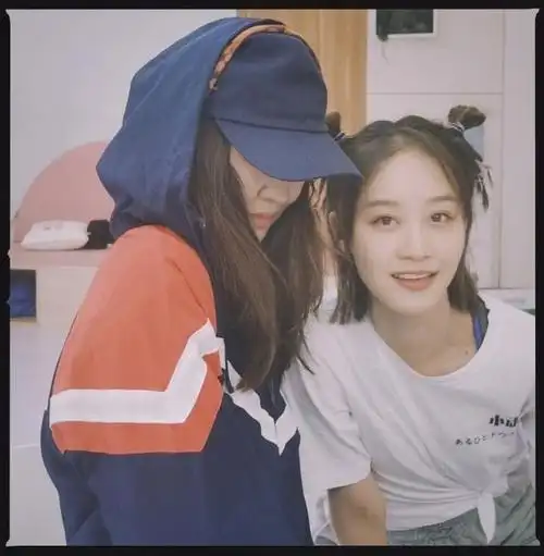 组图:孟佳晒自己拍的姐姐们后台花絮照 与王霏霏腰线意外吸睛