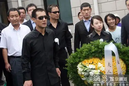 群众难舍"老爷子"文兴宇 激动冲击灵堂大门