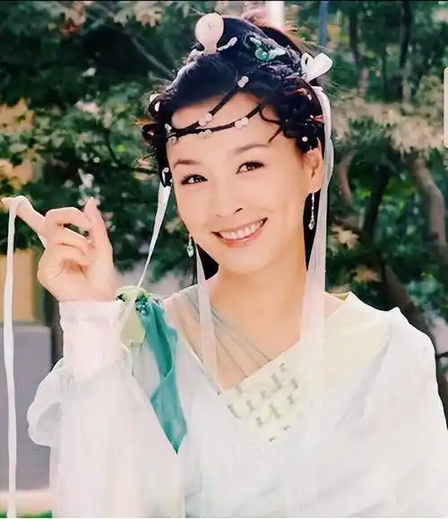 张庭并不为此气馁,而是偷偷学习那些知名演员是怎么演戏,再加上她有