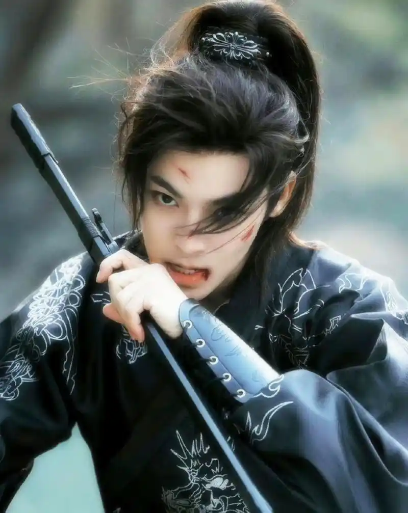 侯明昊和古装的比赛是100分.