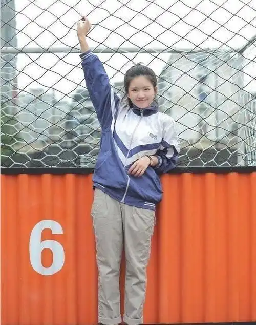 赵露思高中素颜照流出太甜美了不愧是国民初恋