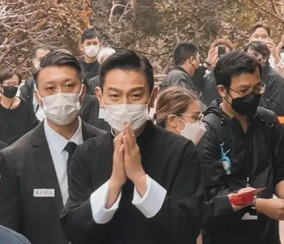 刘德华真的是个感恩有礼貌的天王,这个伤心时候还多次双手合十跟媒体