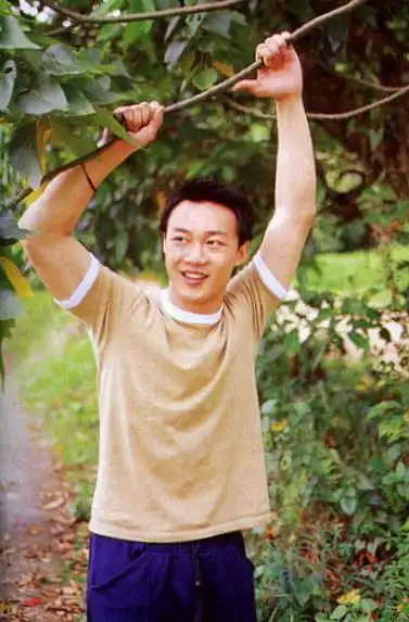 找一张陈奕迅抓树枝的图片?谁有,找到有重谢.
