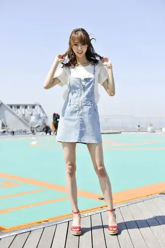 简单的白t搭配浅色牛仔背带裙就非常有文艺范,配上一双红色坡跟凉鞋赏