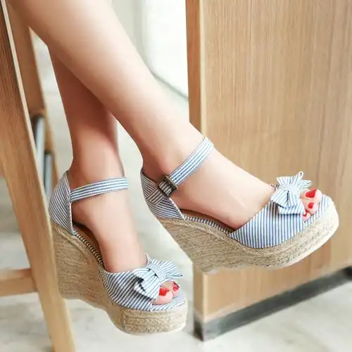 草编坡跟厚底凉鞋超显腿长的利器