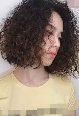 因为他的卷度非常平均还能蛋糕卷发型style   柔顺的头发经过烫染后呈