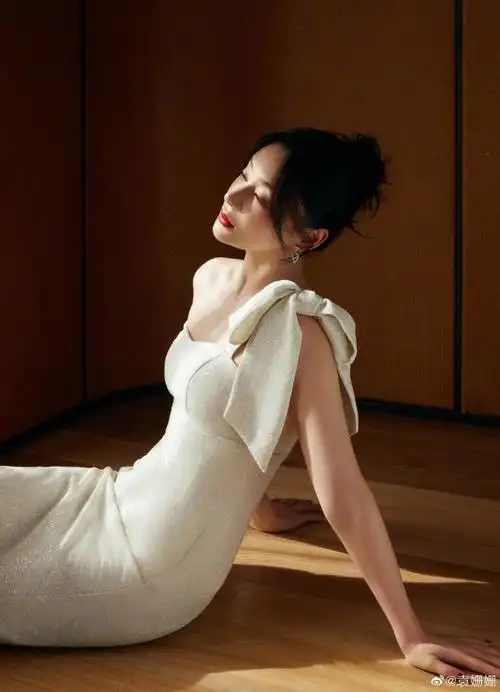 袁姗姗穿白裙勾勒完美身材抹红唇娇艳动人