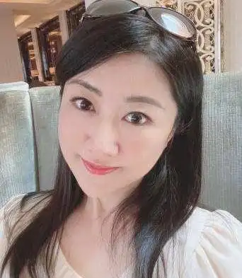 东方卫视主持人杨蕾与前夫一直是一对恩爱夫妻离婚后也很自在