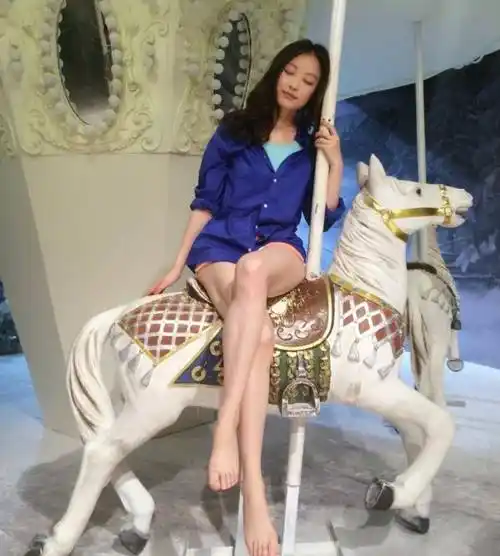 倪妮长裤短裙彰显气质,这样的大长腿谁不爱_代名词_南京_传媒