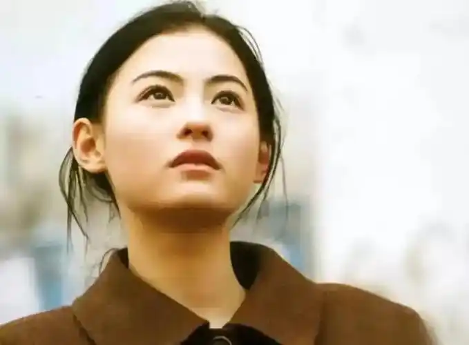 新浪娱乐讯 近日,一组张柏芝20岁旧照曝光,照片中张柏芝清纯稚嫩,淡妆